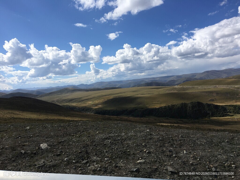 辽阔草原蓝天白云风景