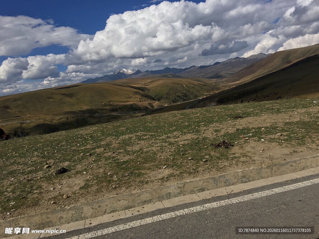 公路边的开阔山野风景
