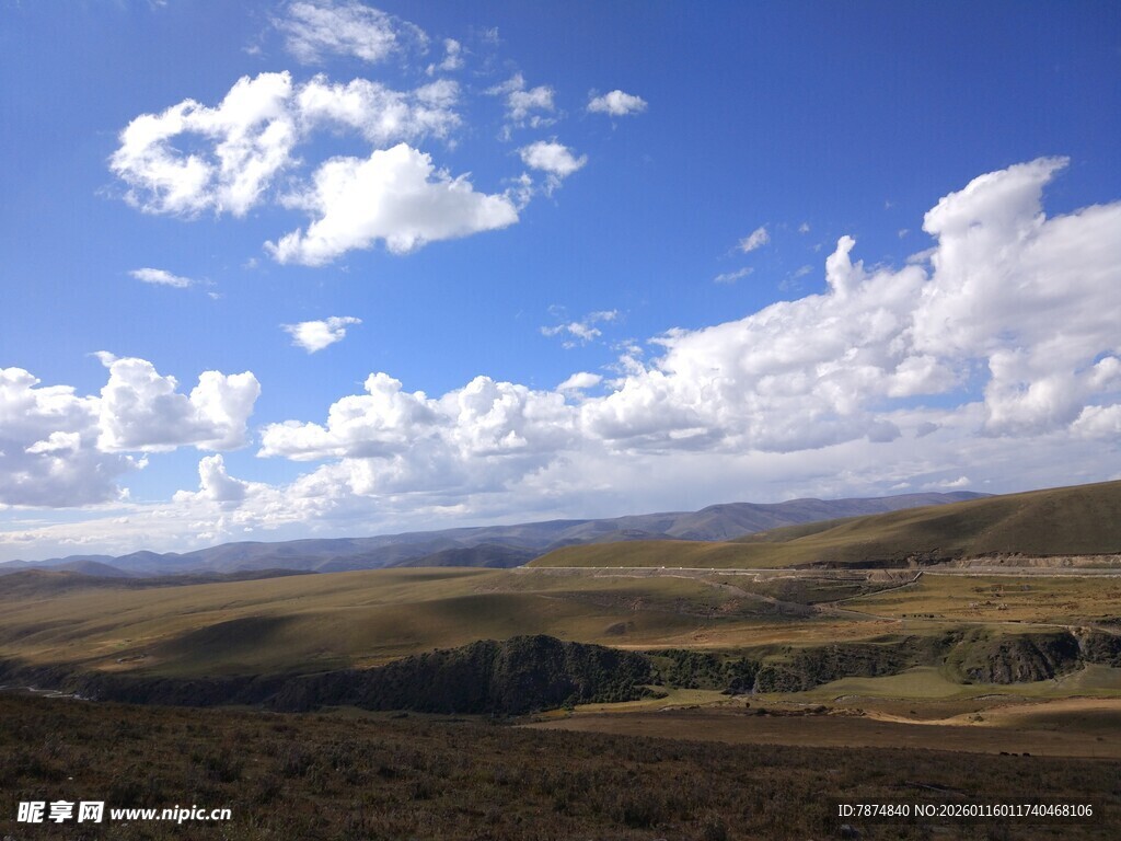 广袤蓝天草原壮美风光