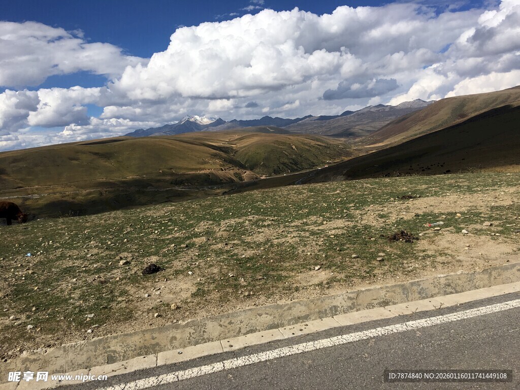 公路边的山野风光