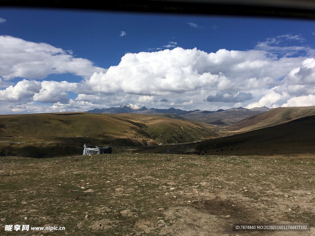 草原风光与远处的建筑