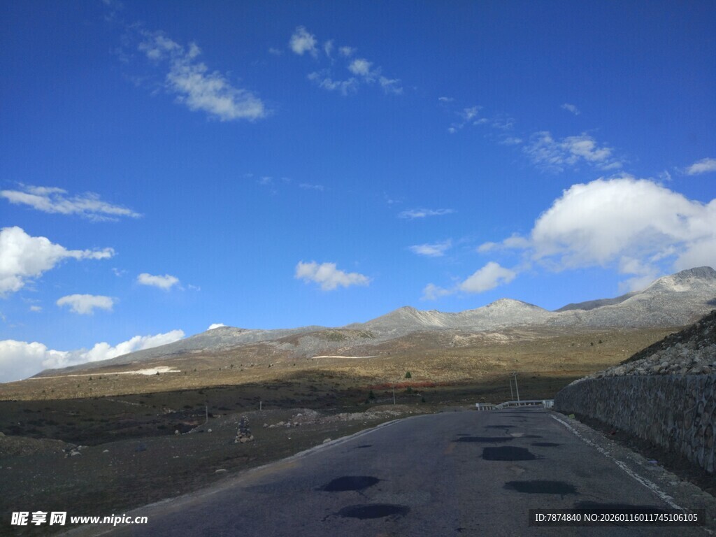 蓝天公路美景 开阔视野