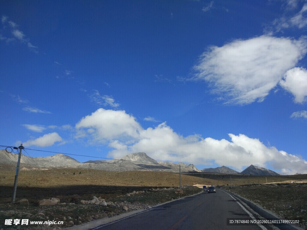 旷野公路 蓝天白云美景