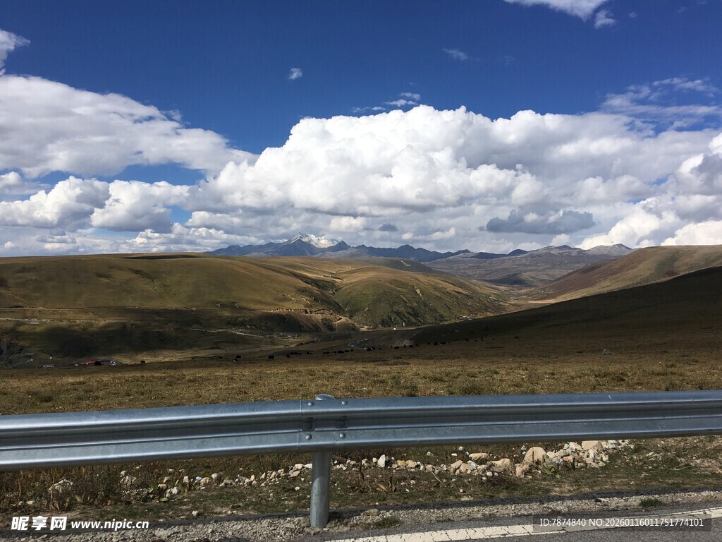 公路边的壮美山野风光