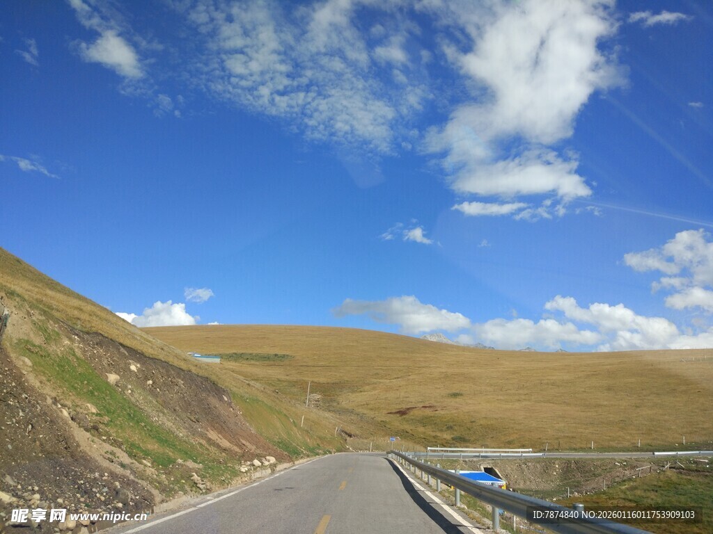 公路伸向远方的壮美风景