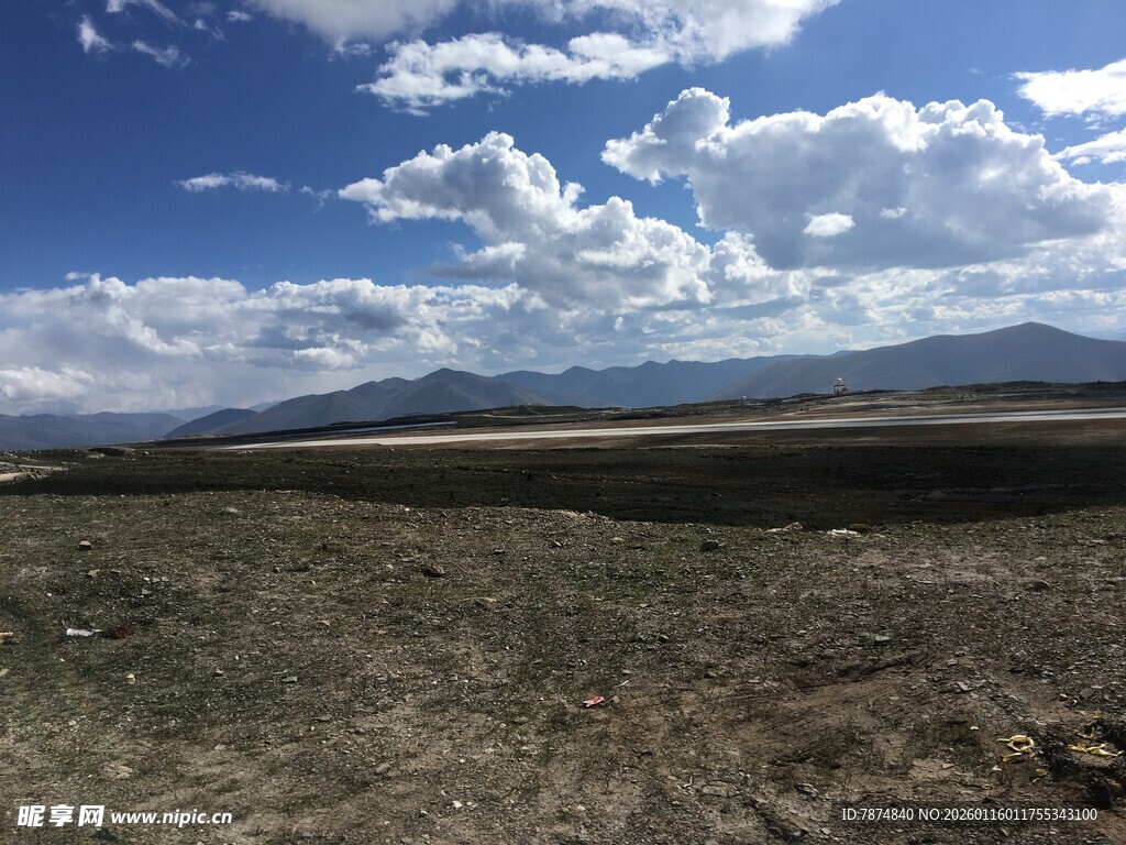 广阔旷野与蓝天白云景观
