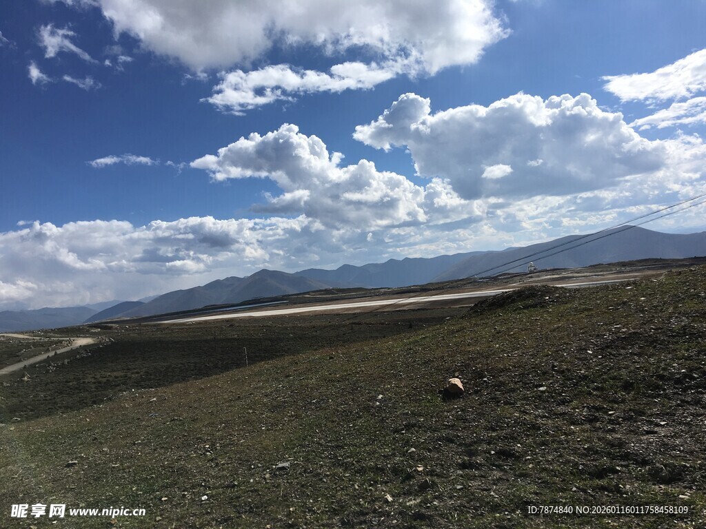 广阔草原上的蓝天白云