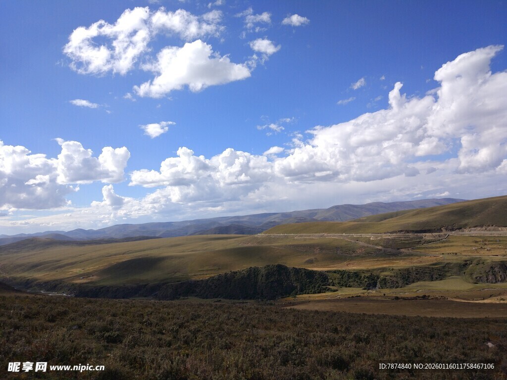 广阔草原上的蓝天白云