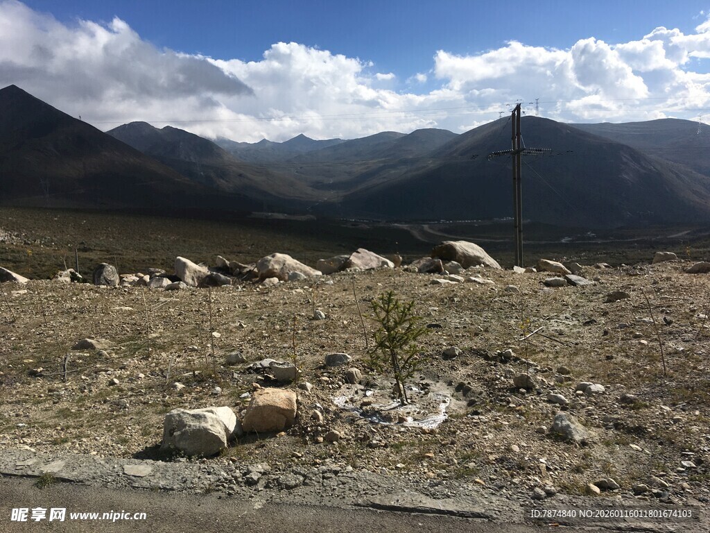 高山旷野中的零星石块