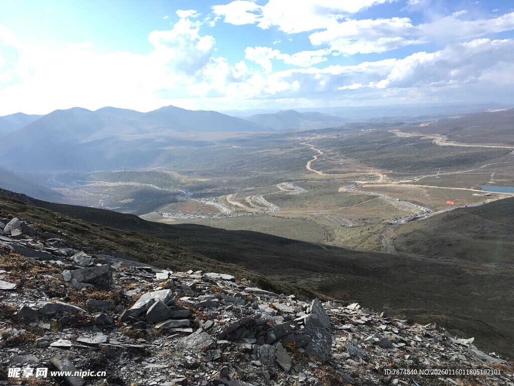 高山远眺壮丽山谷风景