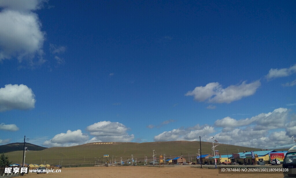 草原上的多彩帐篷景观