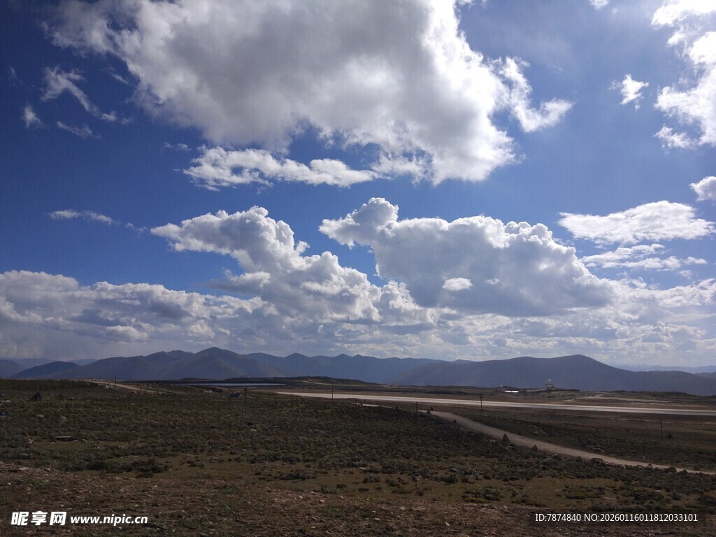 旷野蓝天间的壮美风景
