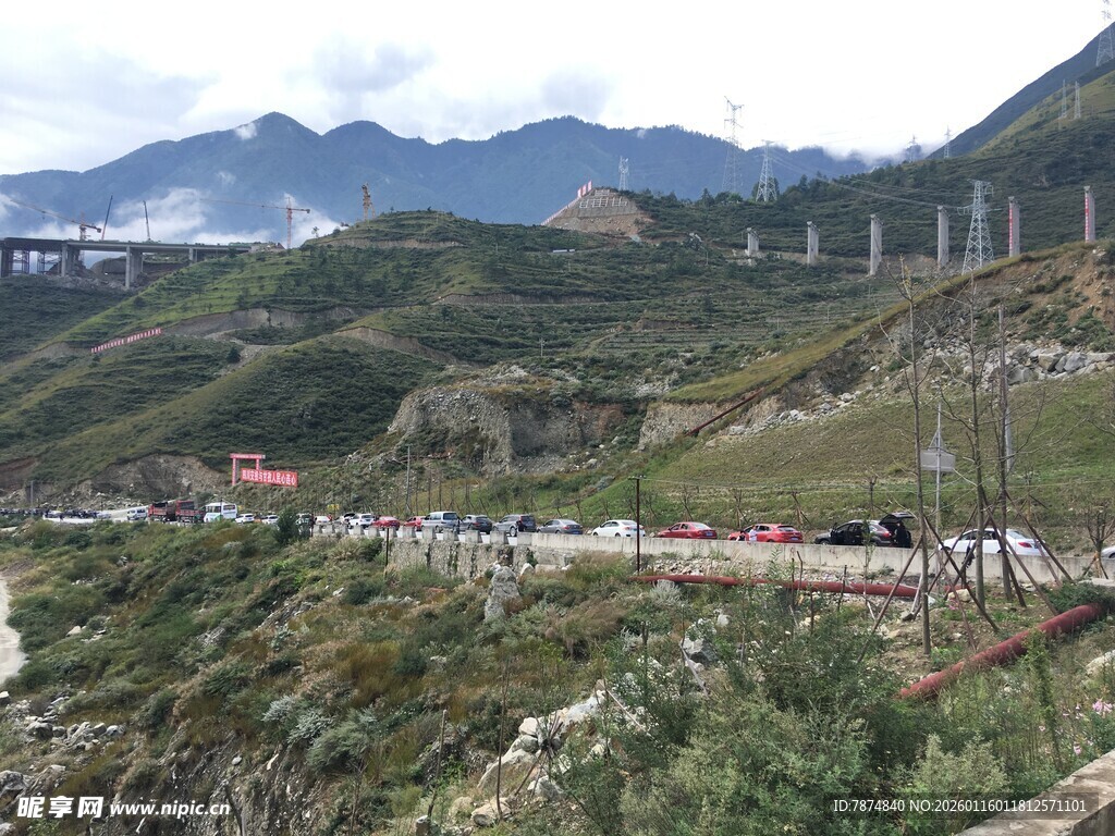 山间蜿蜒公路与壮丽山景