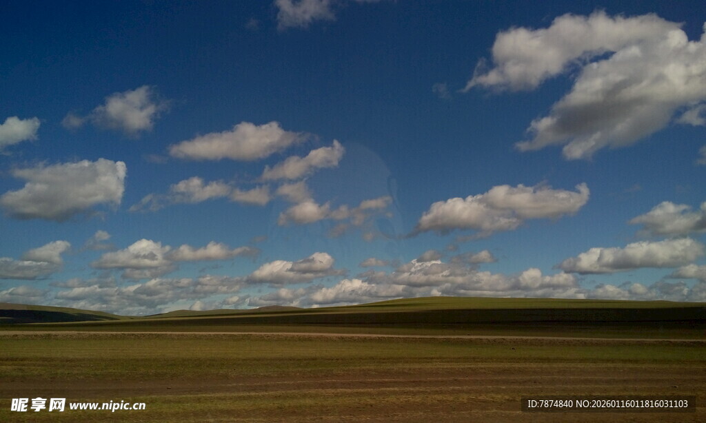 广阔草原上的蓝天白云