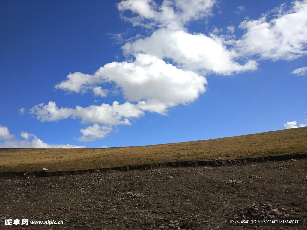 蓝天旷野风景图