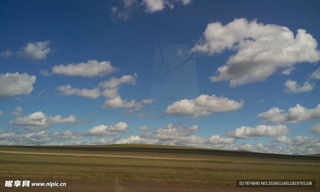 辽阔草原上的蓝天白云