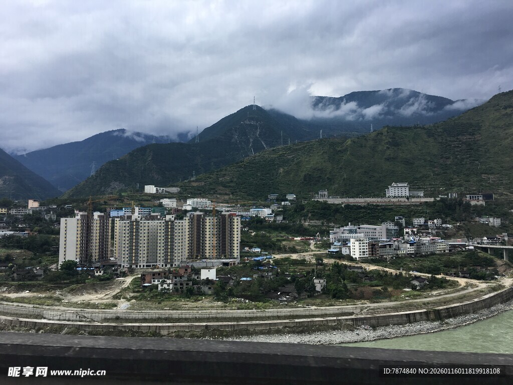 山城河畔城市景观