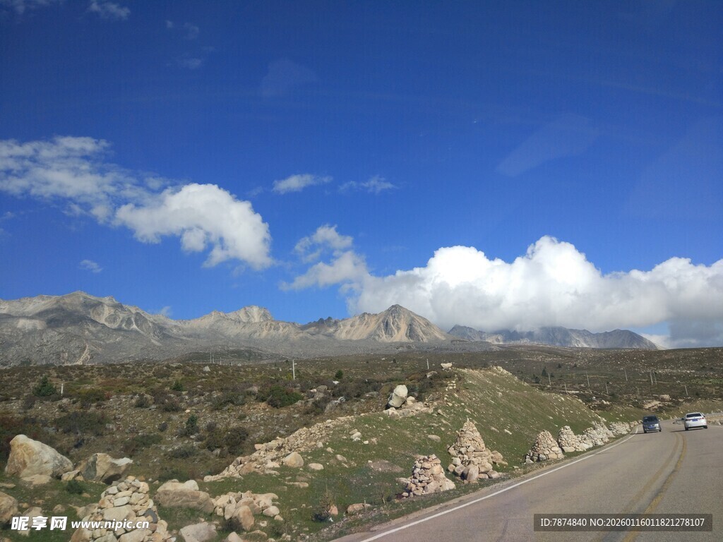 公路旁的壮丽山景