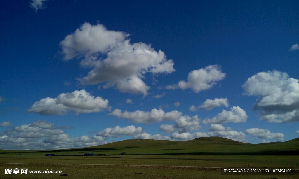 蓝天草原上的朵朵白云