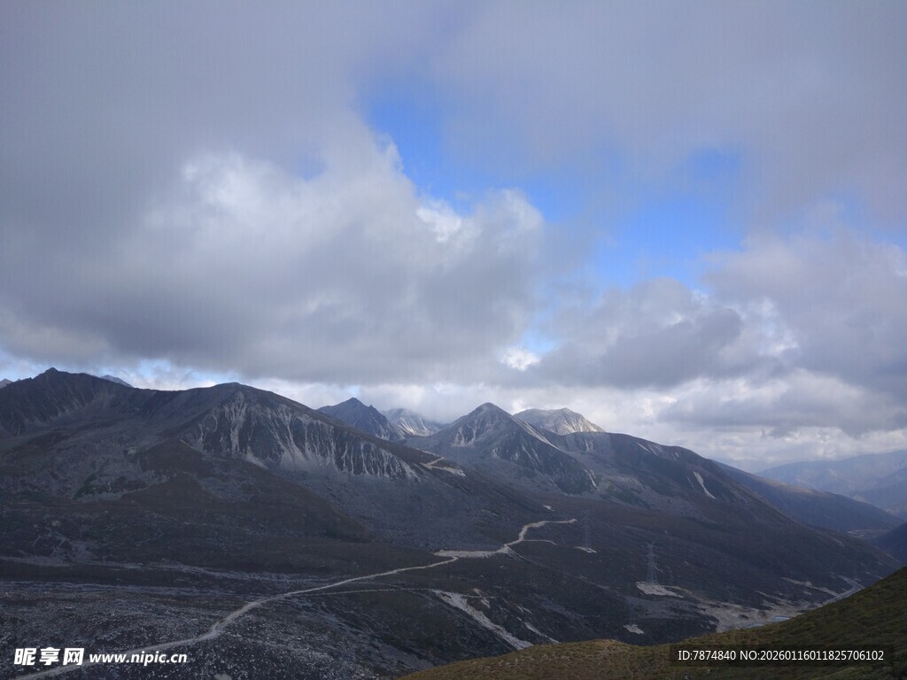 山间公路现于壮美山峦间