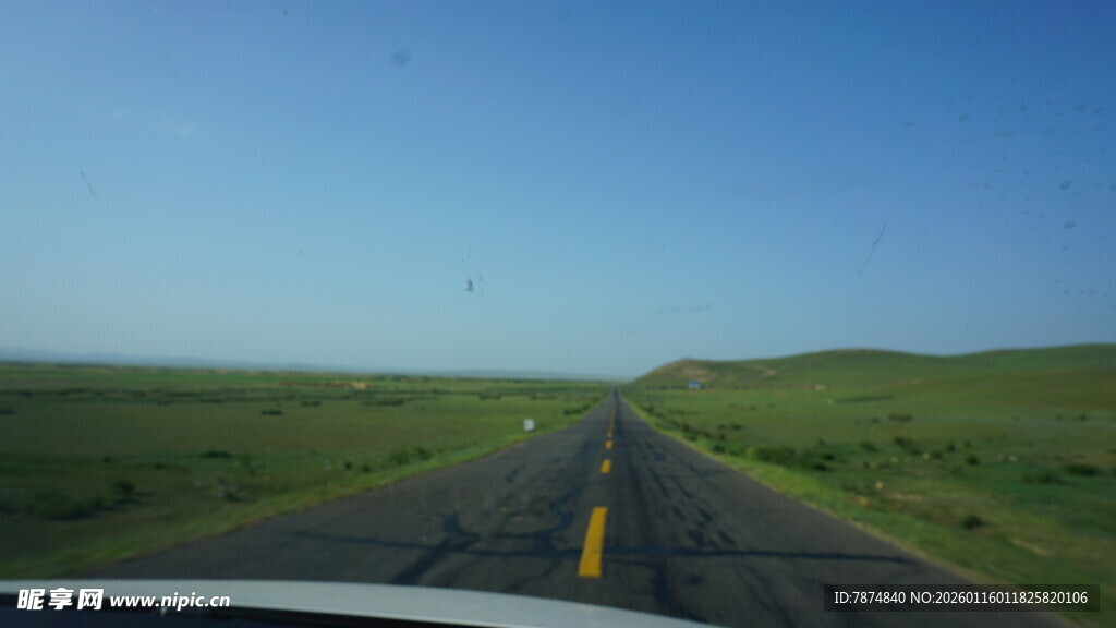 公路伸向草原蓝天