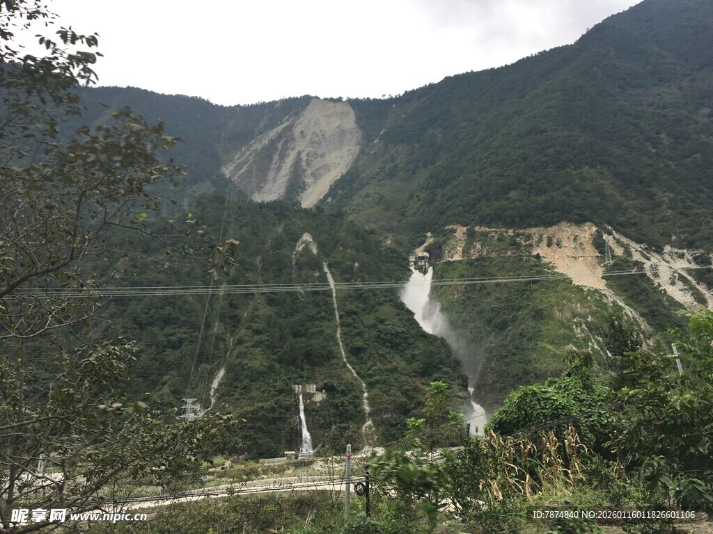 山间壮丽滑坡景观