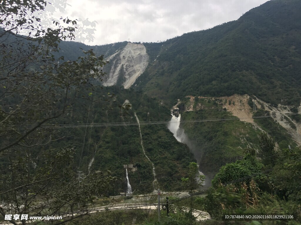 山间蜿蜒施工道路景观