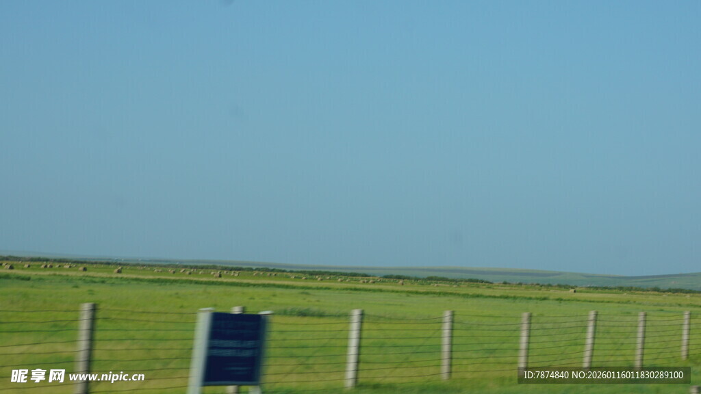 草原围栏边的蓝色标牌