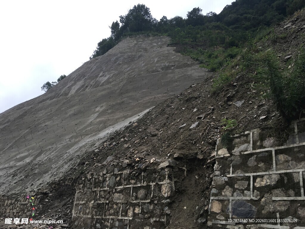 山体旁的石砌建筑遗迹