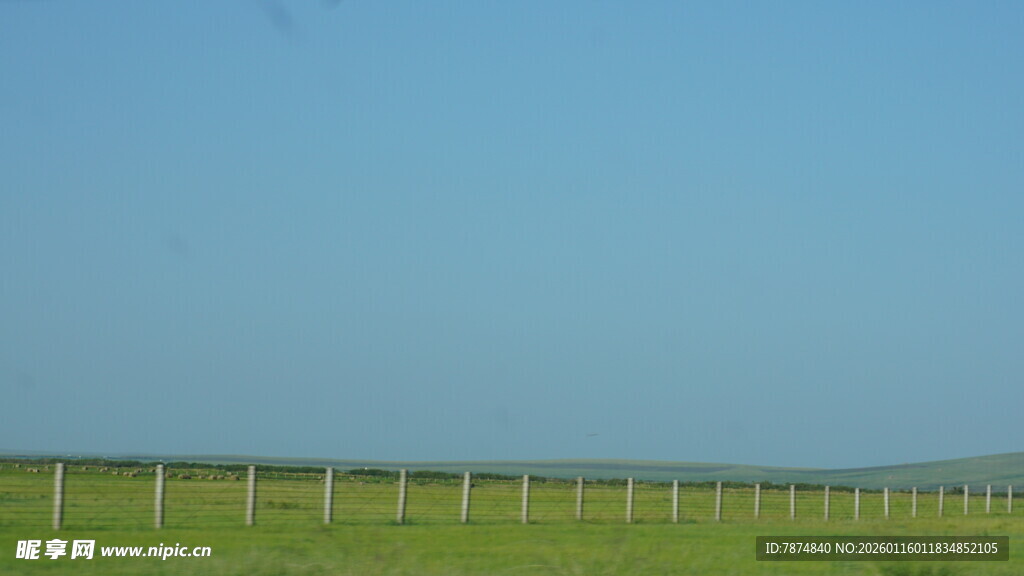 广阔草原上的围栏风景