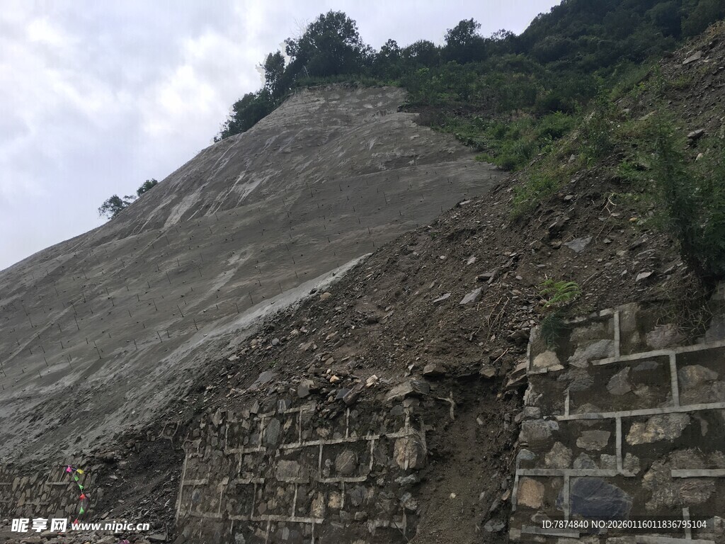 山体旁的石砌结构