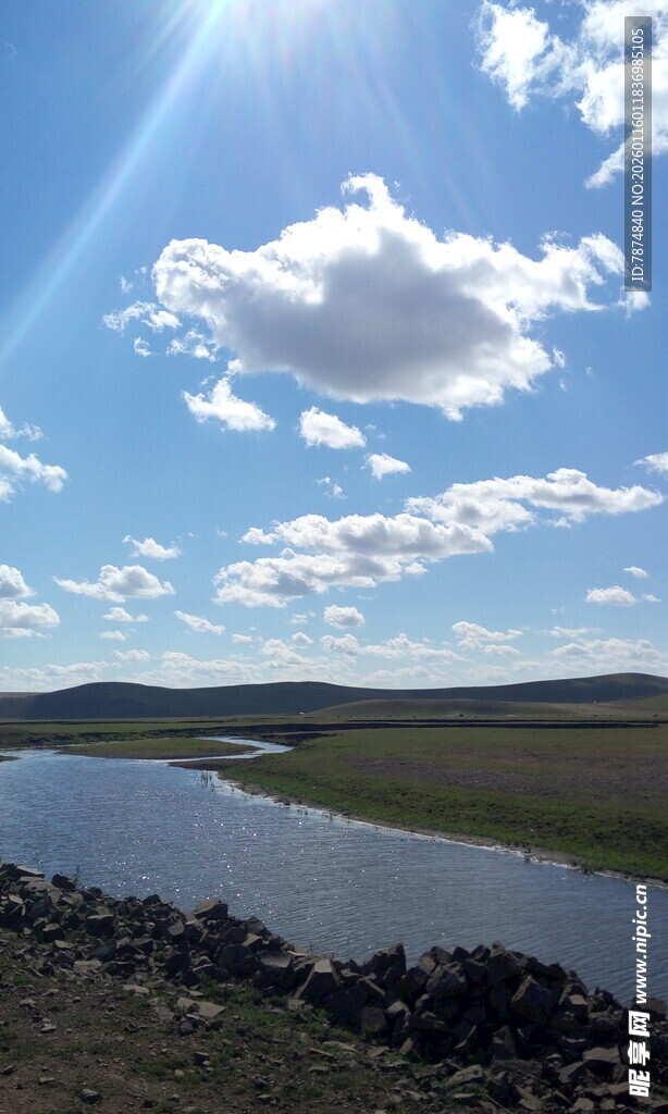 草原河畔蓝天美景
