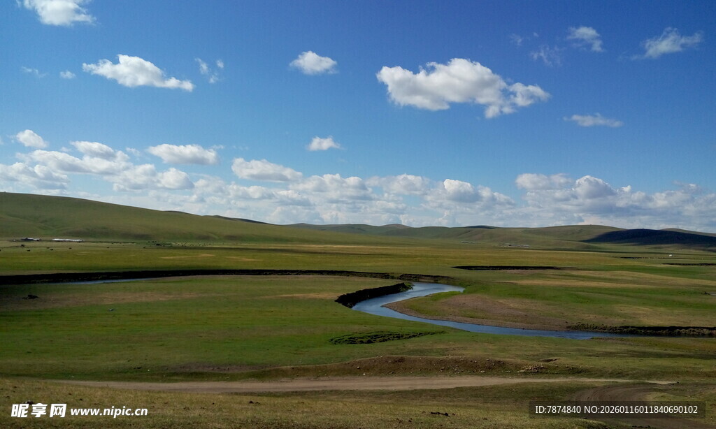 草原蜿蜒河流蓝天白云景