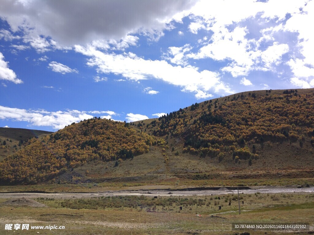 蓝天白云下的壮美山峦