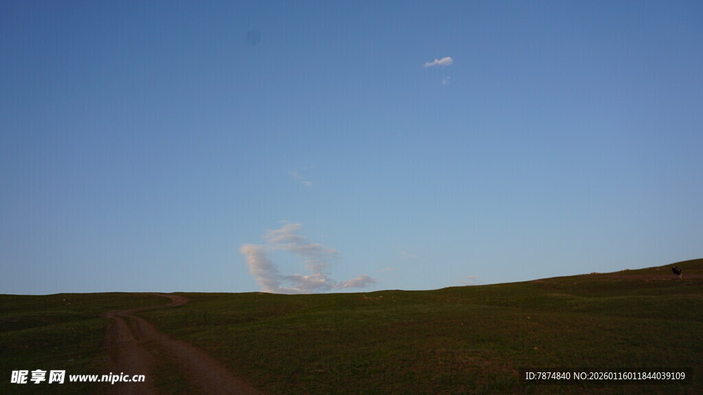 草原上的蓝天与低空云朵