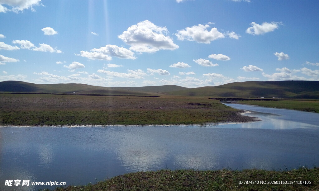广袤草原旁的宁静湖泊