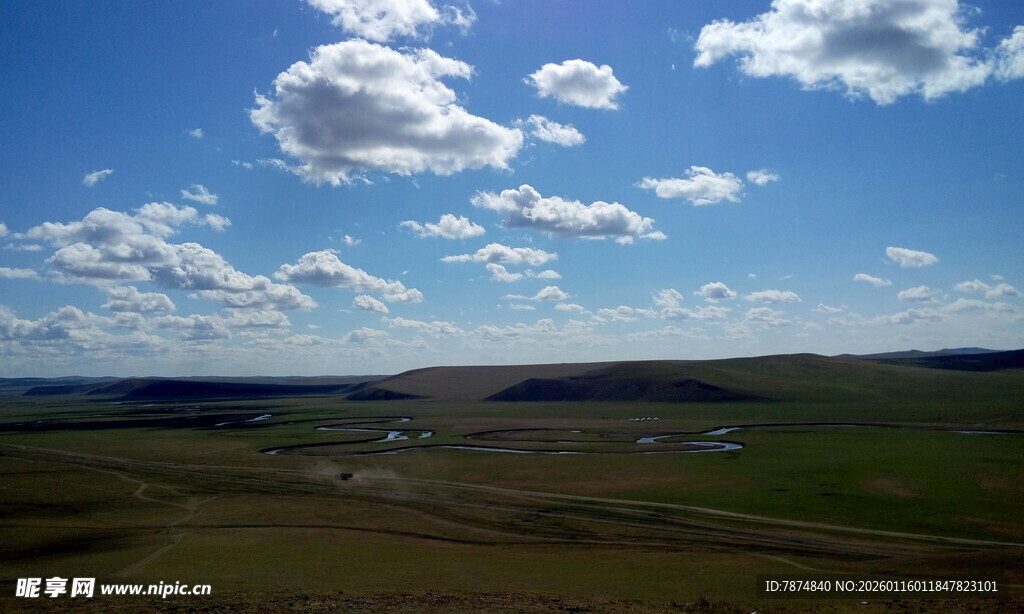 辽阔草原蓝天白云美景