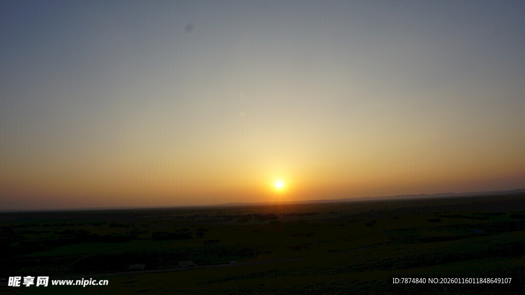 草原上的壮丽落日景观