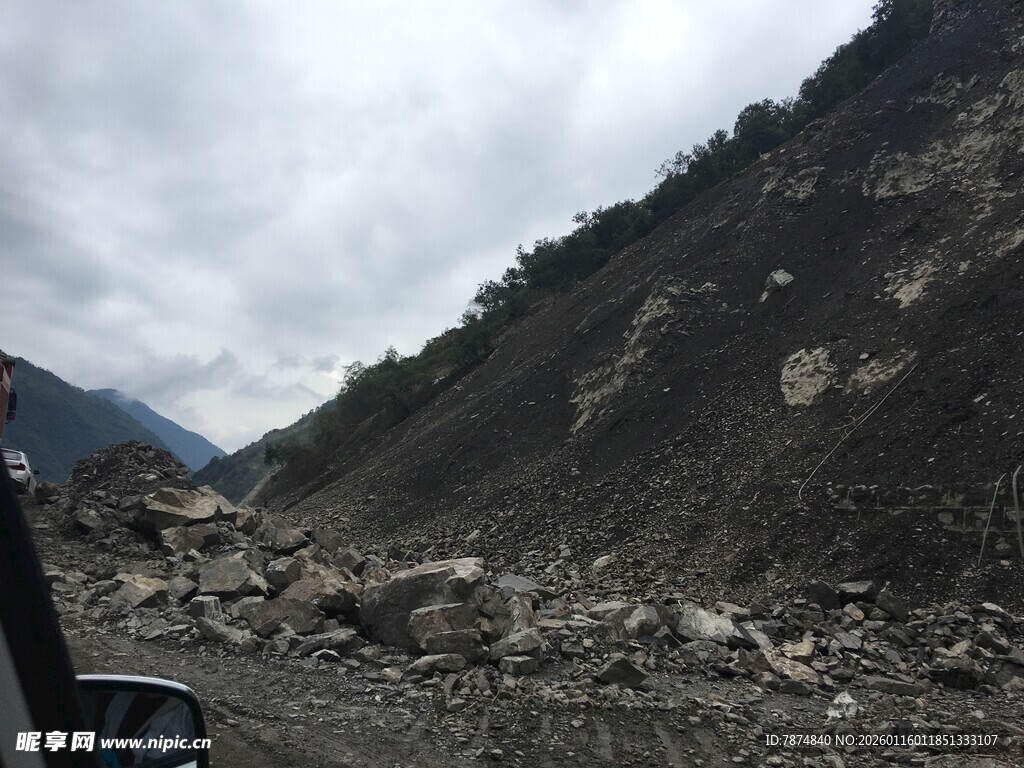 山间碎石堆积的崎岖场景