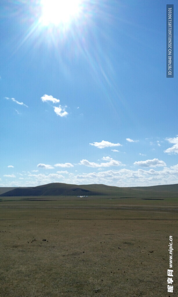 广阔草原上的晴朗天空