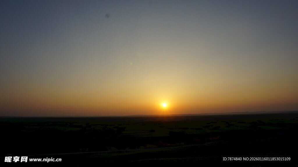 日落时分的广袤原野