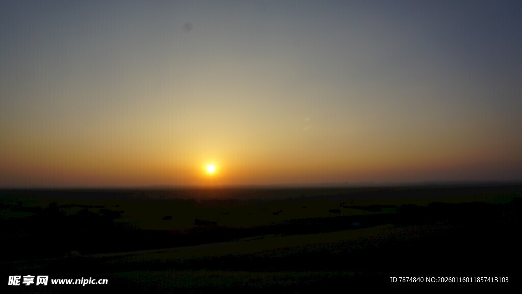 草原上的壮丽日落景观