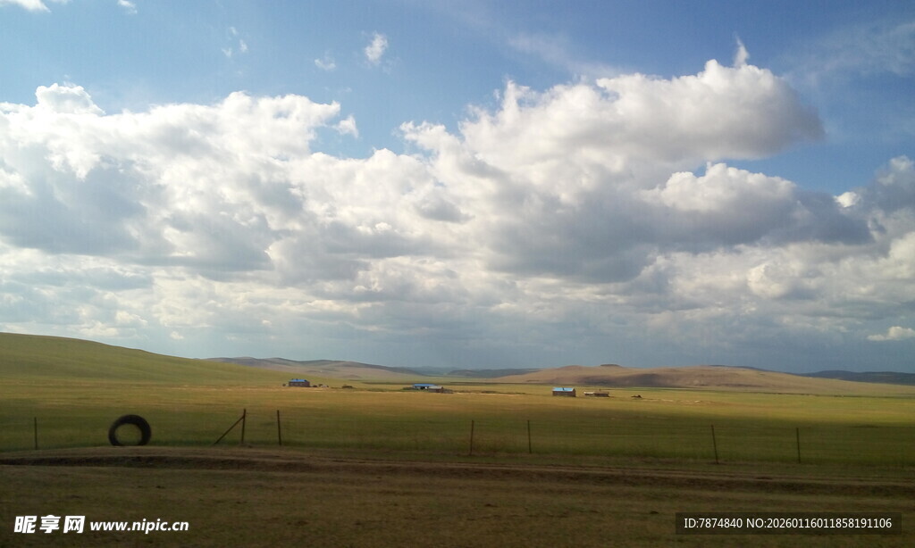 草原蓝天骏马风景如画