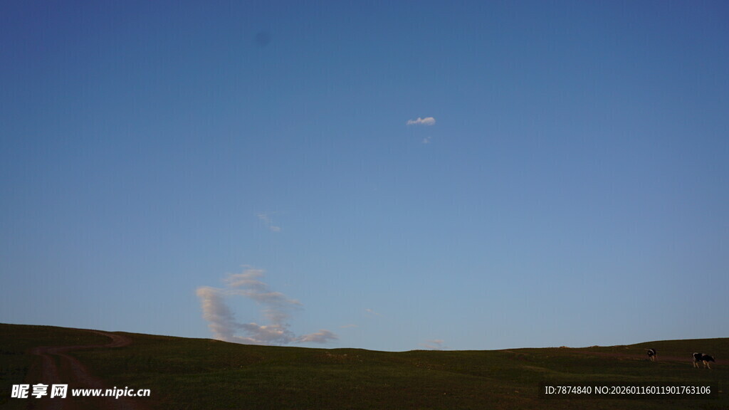 草原上的蓝天与朦胧云彩