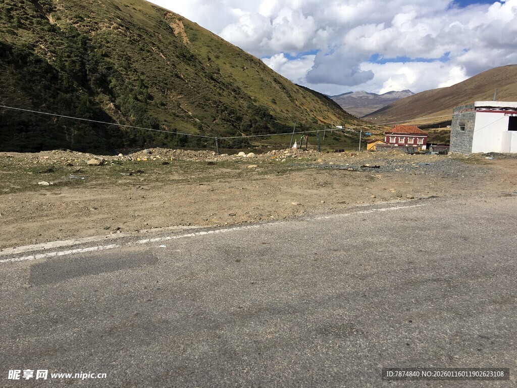 山间开阔空地与建筑