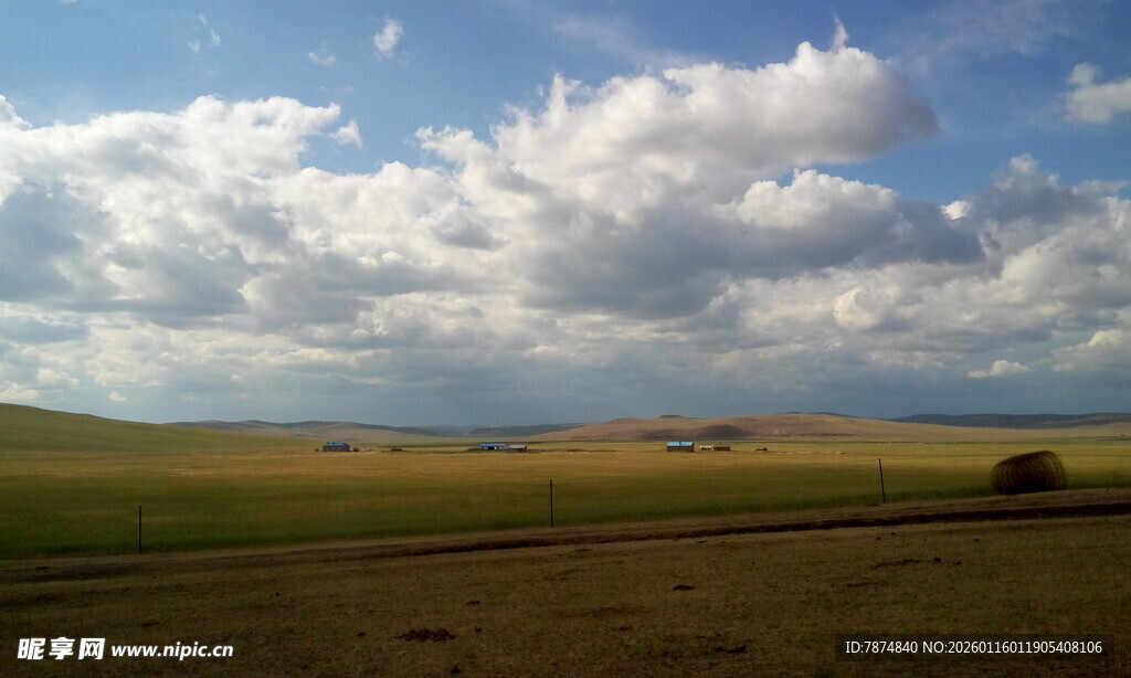 广袤草原上的蓝天白云