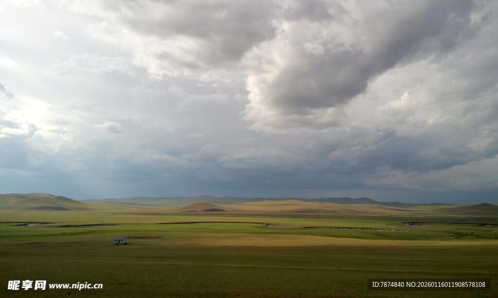 草原上的乌云密布景象