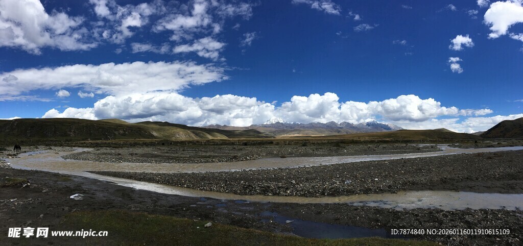 蓝天白云下的开阔原野