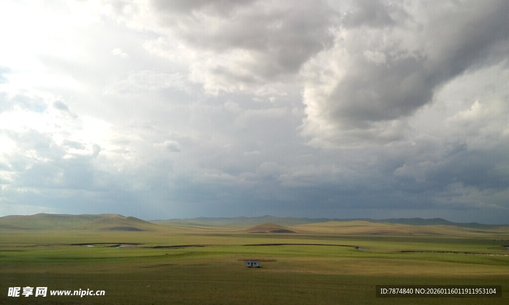 草原上空的厚重积雨云