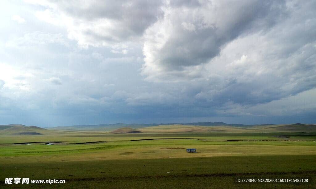 草原上空的壮丽乌云景观